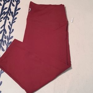 NWOT Sports Wear burgandy Capri pocket leggins size 2 XL